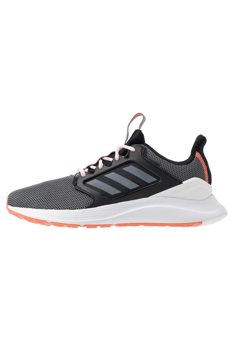Zapatilla de running Adidas en gris y negro con suela blanca y detalles en naranja, parte superior de malla transpirable y cordones rosas.