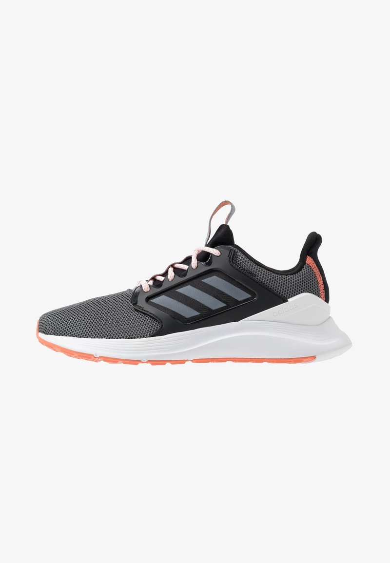 Šedé a černé běžecké boty Adidas s bílou podrážkou a oranžovými akcenty, prodyšný síťovaný svršek a růžové tkaničky.
