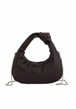 Weiche schwarze Handtasche mit geknotetem Tragegriff oben und abnehmbarem silbernem Kettenriemen, mit Reißverschluss entlang der Oberseite.