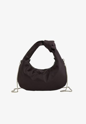 Weiche schwarze Handtasche mit geknotetem Tragegriff oben und abnehmbarem silbernem Kettenriemen, mit Reißverschluss entlang der Oberseite.