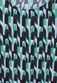 Mönstrad tyg med geometriska former i mörkgrön, ljusgrön, svart och blekblå. Slät textur med en upprepande design.