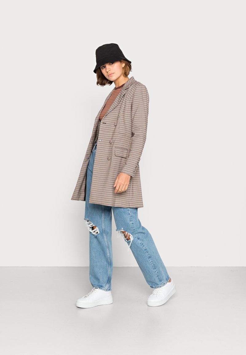 Damen Parkas | Forever New AVERY CHECK DRESS Trenchcoat dark base/braun - DH15367 Damen Parkas | Forever New AVERY CHECK DRESS Trenchcoat dark base/braun - DH15367