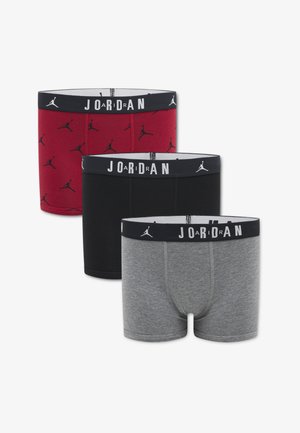 Tri para bokserica: crvene s uzorkom crnog logotipa, jednobojne crne i melirane sive. Sve imaju crne elastične pojaseve s oznakom "JORDAN".