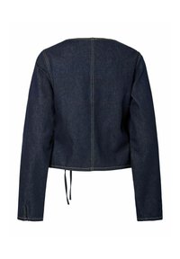 Veste courte en denim foncé avec manches longues, bords bruts et détail de lien réglable à l'arrière. Présente des surpiqûres jaunes contrastantes.