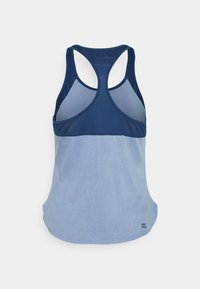 Niebieski sportowy top na ramiączkach z siateczkową górną częścią, kontrastującą jaśniejszą dolną częścią, designem z wycięciem na plecach oraz zaokrąglonym dołem.