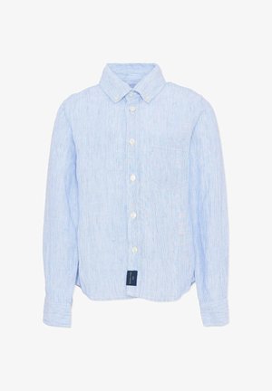 Camisa de manga larga azul claro con botones, con sutiles rayas verticales, cuello abotonado, bolsillo en el pecho y etiqueta de marca azul marino en el dobladillo.