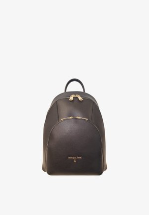 Zaino in pelle nera con cerniere dorate, manico superiore e tasca frontale con logo "Patrizia Pepe" in rilievo.