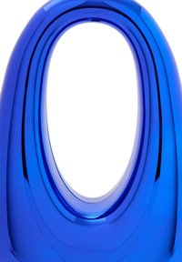 Blå genomskinlig vas med en slät, glänsande yta; har en oval öppning omgiven av böjda kanter och en tjock bas.