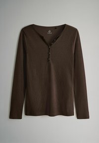 Pruun pikka varrukaga särk V-kaelusega, millel on ribakujuline tekstuur ja neli musta nuppu kaeluses. Sile kangas, igapäevane disain.