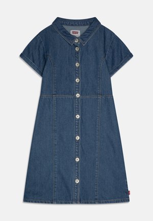 Kortærmet denimkjole med knapper foran, krave, figursyet talje og opkrogede manchetter i medium blå vask.