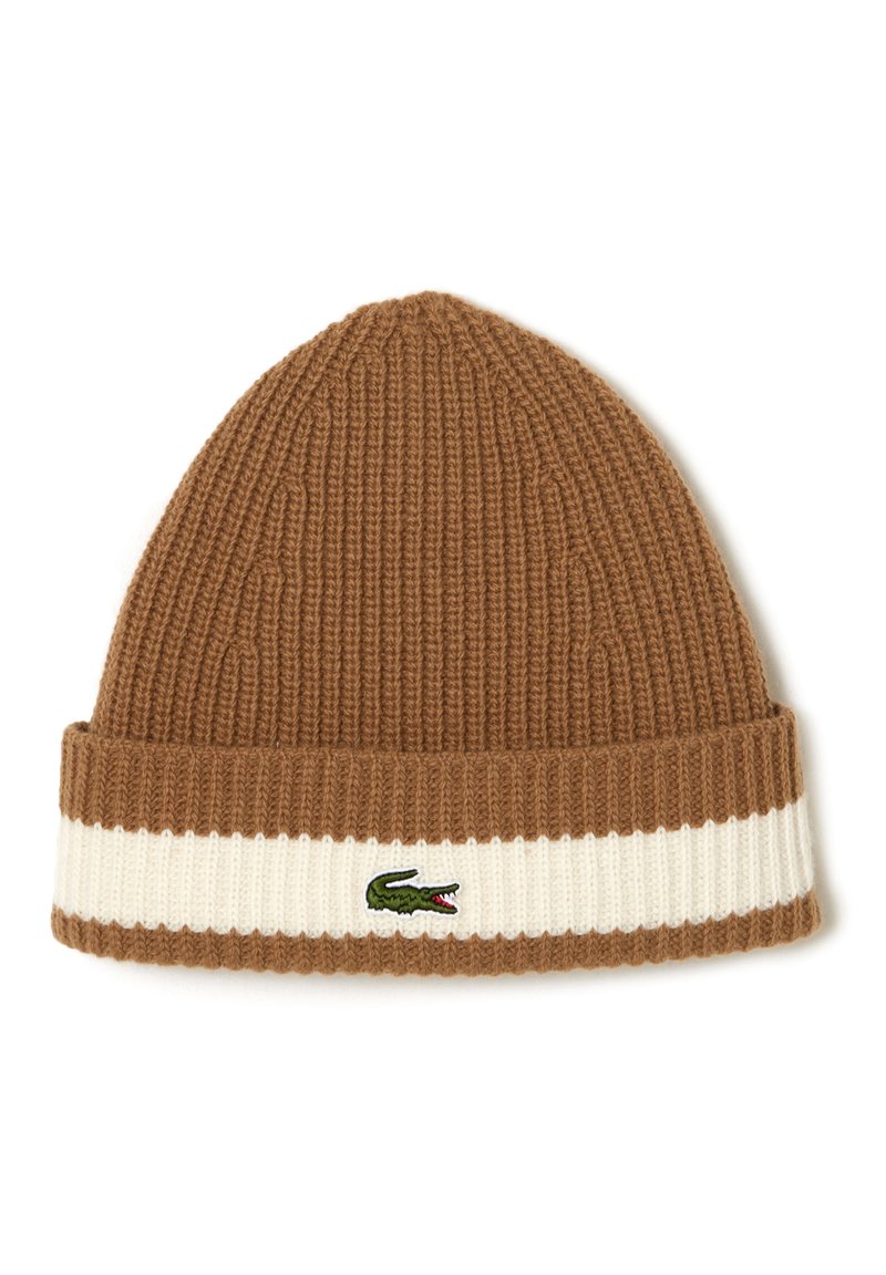 Bonnet en tricot marron avec une texture côtelée, poignet rayé blanc et un petit logo de crocodile vert brodé sur le devant.