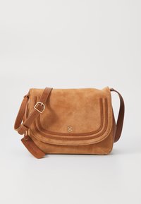 Brun ruskind crossbody taske med rektangulær form, afrundet klap, læderrem og subtile stikninger på forsiden.