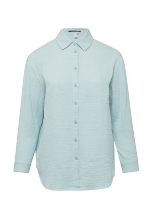 Lichtblauw overhemd met lange mouwen, gestructureerde stof, knoopsluiting aan de voorkant en een puntige kraag, afgebeeld op een geheel witte achtergrond.