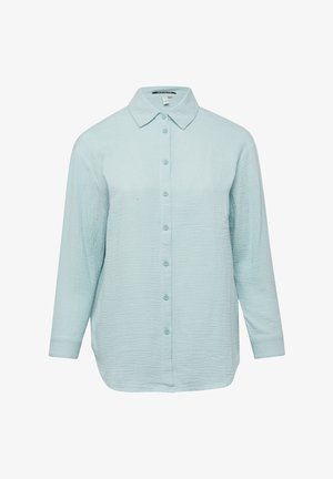 Hellblaues Langarmhemd aus strukturiertem Stoff, mit durchgehender Knopfleiste und spitzem Kragen, vor einem schlichten weißen Hintergrund präsentiert.