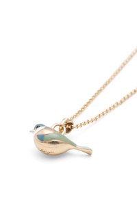 Collar con colgante de pájaro dorado que presenta acentos de esmalte azul y verde, adjunto a una fina cadena dorada, mostrando texturas suaves y formas redondeadas.