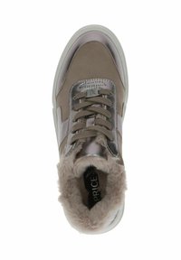 Sneaker grigio e metallico rosa con una morbida fodera in pelliccia ecologica, punta rotonda e chiusura con lacci. Presenta un design testurizzato e dettagli argentati.