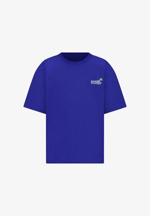 T-shirt bleu à manches courtes en coton, avec un petit logo imprimé en vert et blanc sur le côté gauche de la poitrine. Col rond classique.