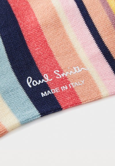 Randig tyg med olika färger som rosa, blå och marinblå. Texten lyder "Paul Smith MADE IN ITALY" i vit kursiv. Texturerad yta.