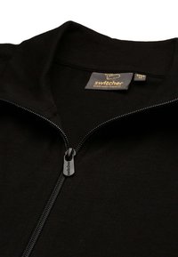 Giacca nera con zip e colletto alto, realizzata in tessuto liscio. Caratterizzata da un tirante della zip con il marchio e un'etichetta che indica la taglia e il brand.