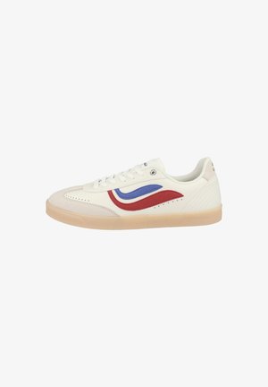 Zapatillas blancas con acentos en forma de ola rojos y azules, que cuentan con una suela de goma texturizada, diseño de cordones y detalles perforados en los laterales.