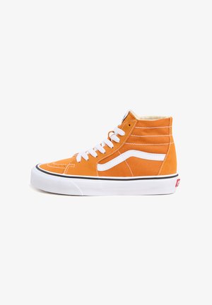 Zapatilla alta de ante naranja brillante con detalles en blanco, que presenta un cuello acolchado, cordones blancos y una suela de caucho negra.