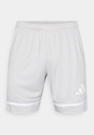 Szare sportowe szorty wykonane z lekkiego materiału, z elastycznym paskiem w talii i białymi paskami na dole nogawek oraz białym logo.