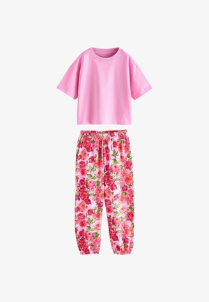 Komplektā ir rozā kokvilnas t-krekls ar īsām piedurknēm un atbilstošas bikses ar ziedu rakstu rozā un zaļās nokrāsās, piedurknēm ar elastīgām maliņām.