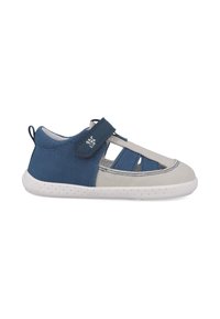 Zapatos infantiles en azul y gris con un diseño transpirable, que cuentan con una tira de velcro, recortes para ventilación y una suela de goma texturizada.