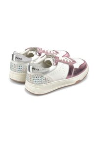 Zapatillas blancas con detalles metálicos en rosa y plata, con adornos de strass en el talón y un diseño perforado en los costados.