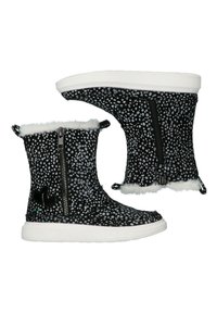 Botas de tobillo de patrón en blanco y negro con un forro suave y peludo, suelas blancas y una cremallera lateral. Presenta corazones de acento en el costado.