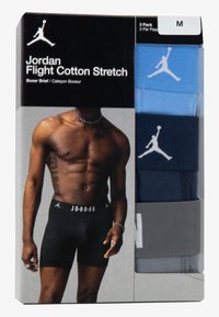 Dėklas trumpikės boksininkės stiliaus, kuriame yra trys poros: juodos, tamsiai mėlynos ir šviesiai mėlynos spalvos. Medvilnės tamprios medžiagos su Jordan logotipu ant juosmens juostos ir audinio.