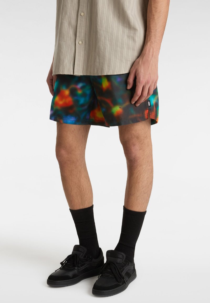 Die Badehose hat ein lebhaftes, mehrfarbiges abstraktes Muster in Blau-, Grün-, Orange- und Rottönen. Sie besteht aus leichtem Material und hat ein mittellanges Design.