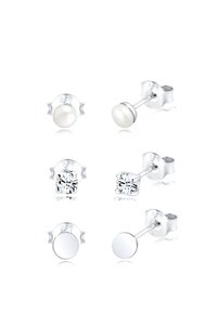 Conjunto de tres pares de pendientes de perno: uno de perlas blancas, uno de cristales transparentes y uno de disco de plata liso. Todos presentan montura de metal en tono plateado.