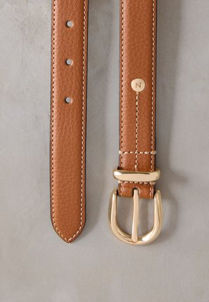 Cintura in pelle marrone con finitura testurizzata, dotata di fibbia in metallo color oro e dettagli di cucitura, inclusi cinque fori per la regolazione.