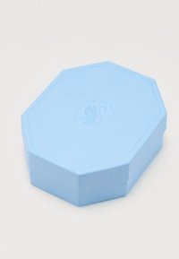 Γαλάζιο οκταγωνικό κουτί με ανάγλυφο λογότυπο κύκνου στην κορυφή, εμφανίζεται κλειστό σε λευκό φόντο.