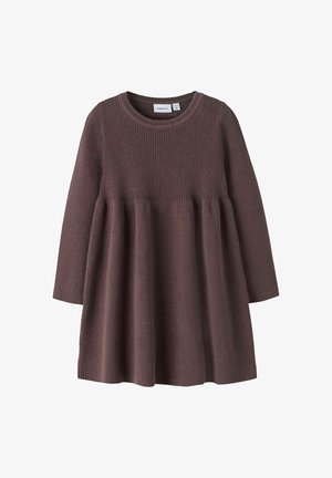 Pletena haljina u tamnoj mauve boji, sa okruglim izrezom, dugim rukavima i lepršavim rubom. Rebrasta tekstura s odgovarajućim gornjim dijelom i lepršavom suknjom.