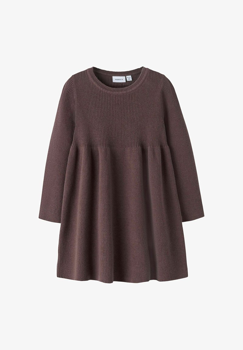 Strikket kjole i mørk mauve, med rund halsudskæring, lange ærmer og flagrende kant. Ribbet tekstur med tætsiddende liv og volantskørt.