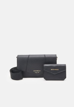 Sac bandoulière en cuir noir texturé avec sangle réglable et petit portefeuille assorti, tous deux avec le logo doré Emporio Armani.