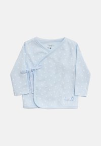 Camisa de envoltura para bebé en azul claro, hecha de tela suave, con pequeños motivos blancos y un cierre de lazo lateral, con "sueño" bordado cerca del dobladillo.