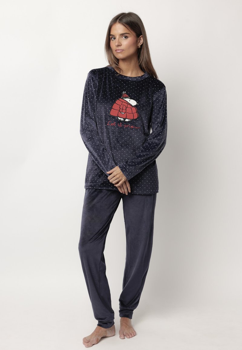 Conjunto de pijama de terciopelo azul marino con puntos, de manga larga y un estampado gráfico de un acogedor iglú con el texto "Que nieve". Textura suave, corte holgado.