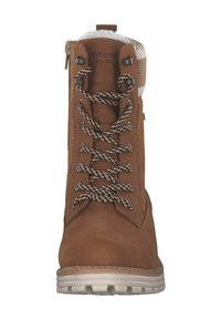 Bottine brune à lacets en cuir avec une doublure douce, présentant un dessus texturé, une fermeture éclair sur le côté et une semelle en caoutchouc épaisse.