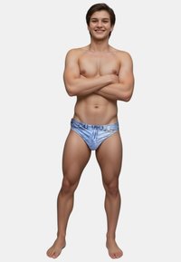 Helle blaue Denim-Schwimmbrieftaschen mit einem bedruckten Denim-Muster, getragen von einer männlichen Figur mit athletischer Statur und einem neutralen Hintergrund.