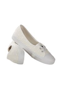 Białe trampki kanavowe z kwiatowym wzorem, białą gumową osłoną na palce i podeszwą, srebrnymi oczkami i szarymi sznurówkami. Ustawione pod kątem.