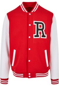 Rød varsity-jakke med hvite ermer, ribbede mansjetter og krage. Har en stor svart "R"-logo på venstre bryst og hvite trykknapper.