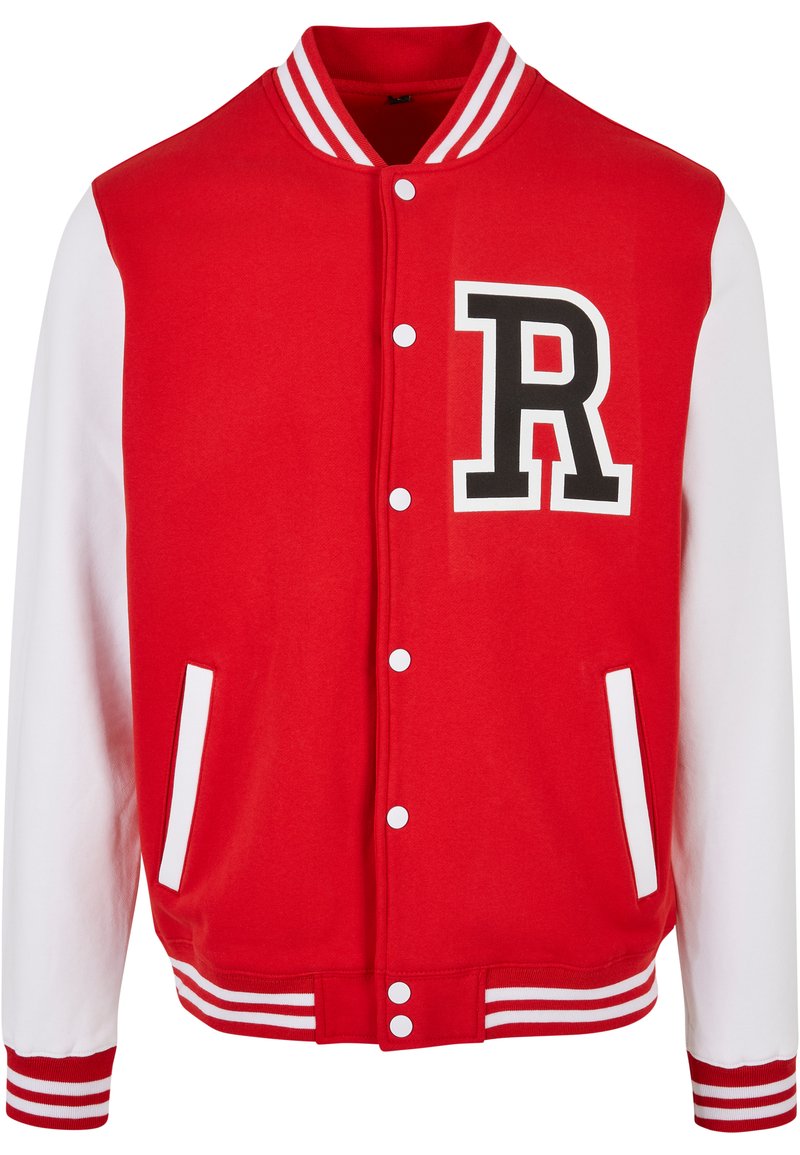 Rød varsity-jakke med hvite ermer, ribbede mansjetter og krage. Har en stor svart "R"-logo på venstre bryst og hvite trykknapper.