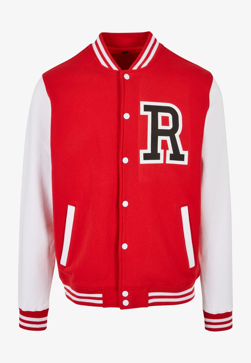 Veste varsity rouge avec des manches blanches, des poignets et un col côtelés. Présente un grand logo noir "R" sur la poitrine gauche et des boutons pression blancs.