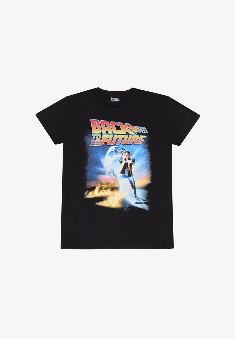 Camiseta negra con un estampado gráfico de un personaje con una patineta, contra un fondo futurista con colores vibrantes y llamas.