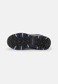 Czarna gumowa podeszwa sportowa z teksturowanym wzorem bieżnika; zawiera niebieskie akcenty oraz logo Skechers w strefie śródpodeszwy.