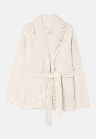 Cardigã de malha em off-white com colarinho tipo xale, detalhes em franjas ao longo das bordas e um cinto de laço a condizer na cintura.