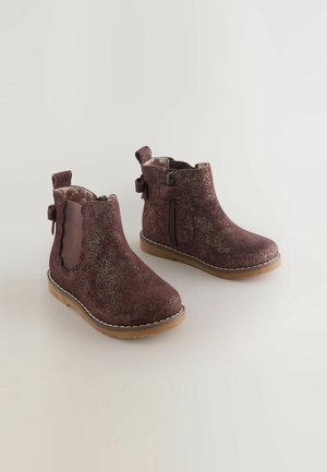 Bottines bordeaux en suède pailleté, avec fermeture zippée sur le côté, panneaux élastiques et bords festonnés, dotées d'une semelle en caoutchouc.